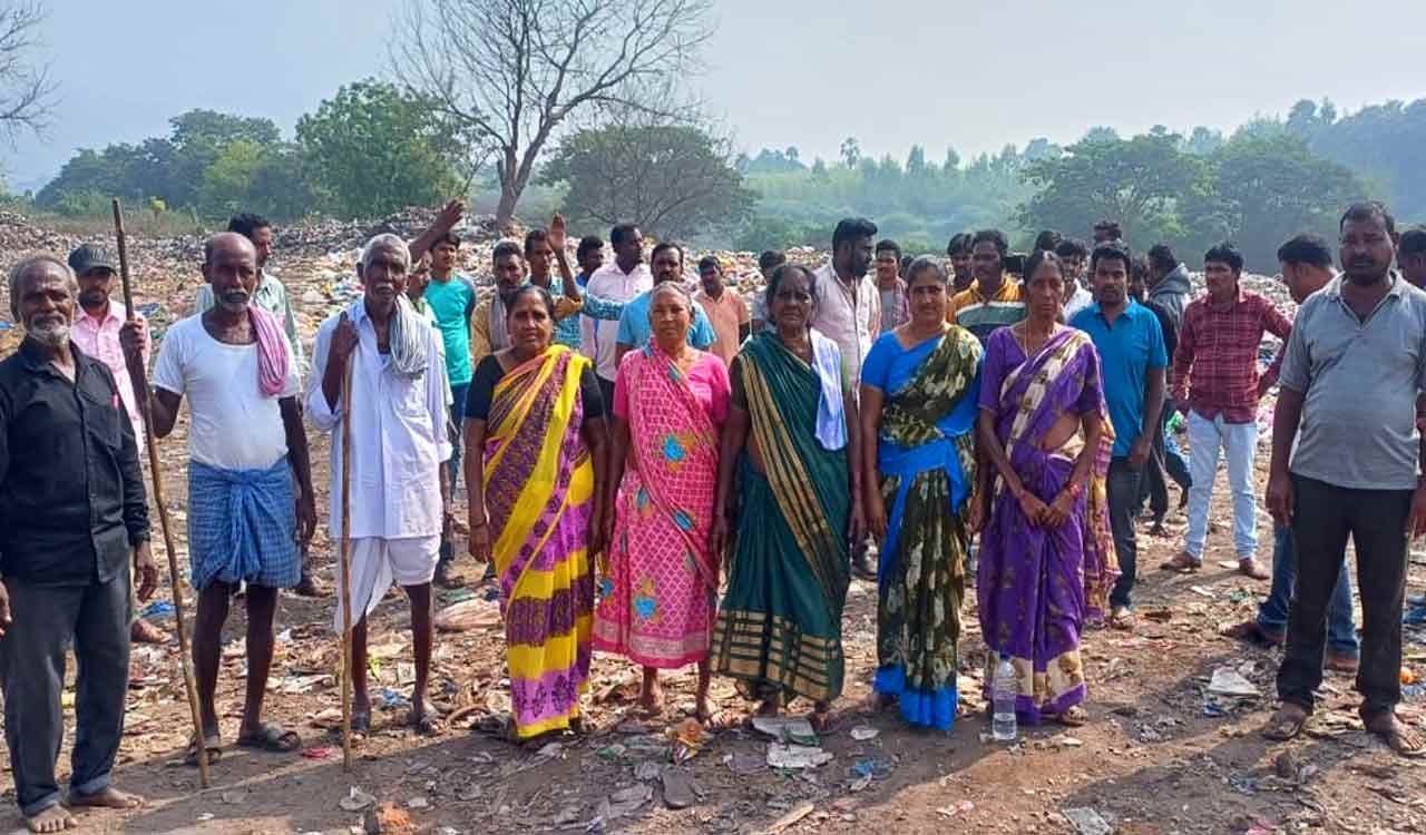 Kothagudem: Residents protest garbage dumping in graveyard by municipal staff